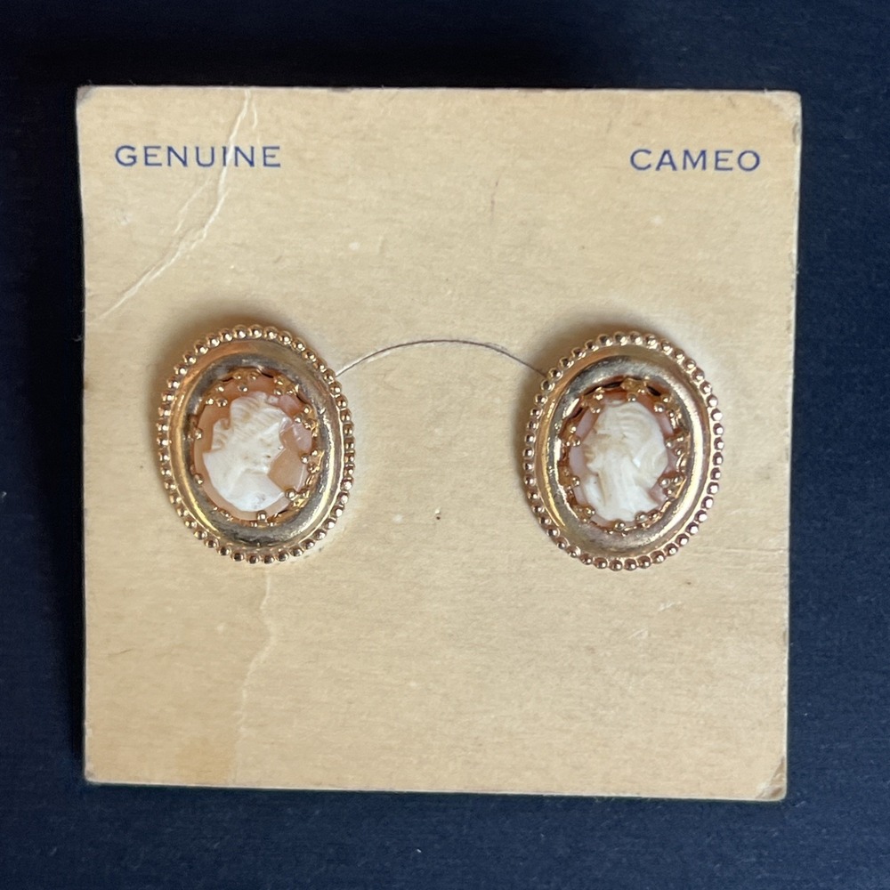 VTG 1940s 50s Cameo Screw Back Earrings Gold Tone Original Card 3/4"